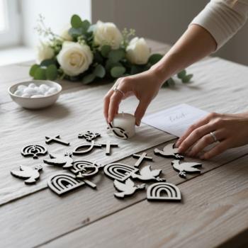 25‑teiliges Holz‑Streudeko‑Set für Taufe, Kommunion, Konfirmation und Firmung.